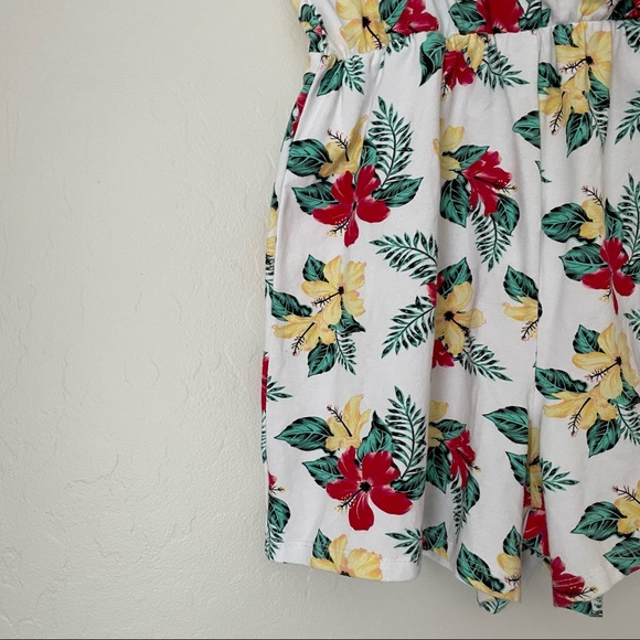 ✨SOLD✨Guess Womens Tropical Floral Romper Size 12 - Picture 4 of 8